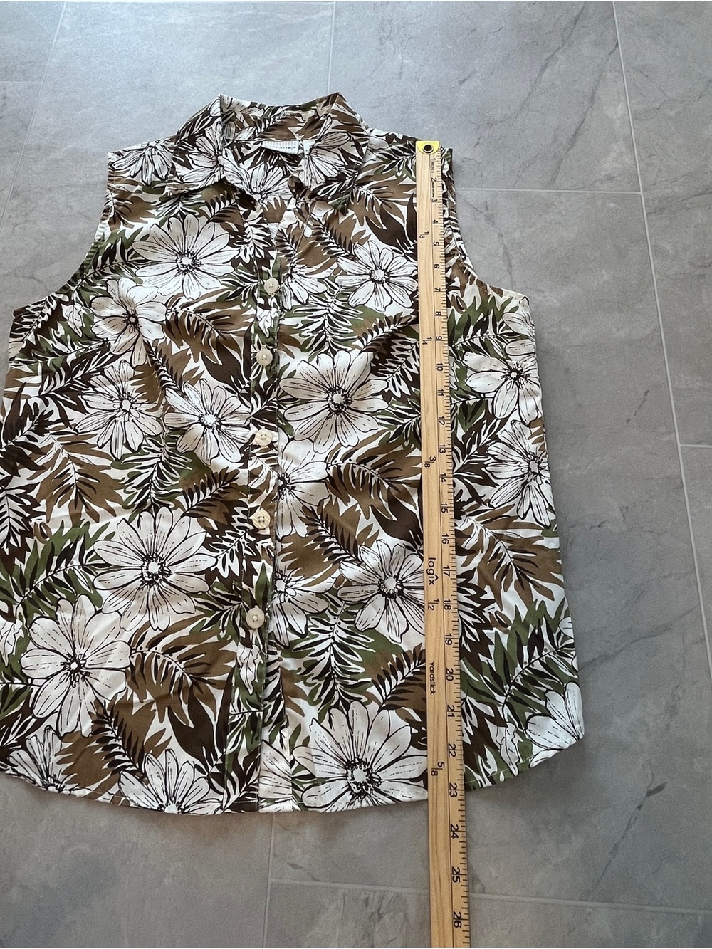 White Stag Sleeveless Floral Button-Front Top in White, Brown,Olive size M(8-10) - Picture 6 of 8